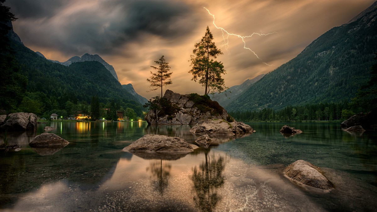 Фотообои Горное озеро в грозу