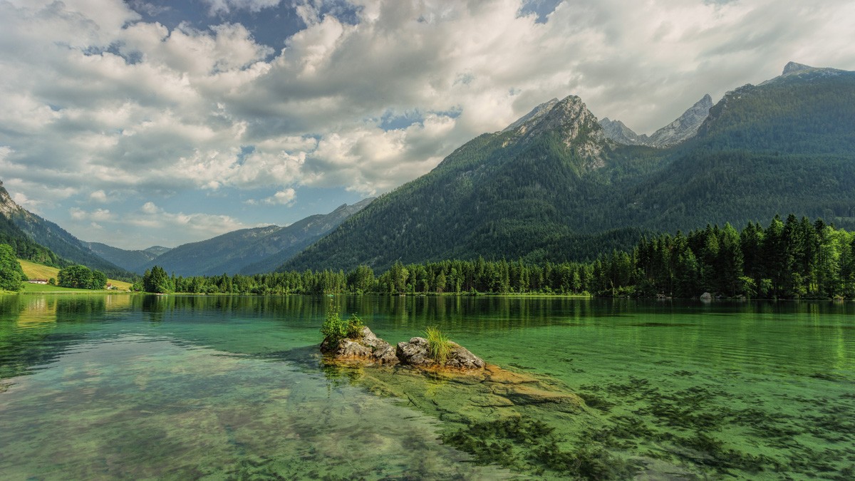 Фотообои Озеро у подножья гор