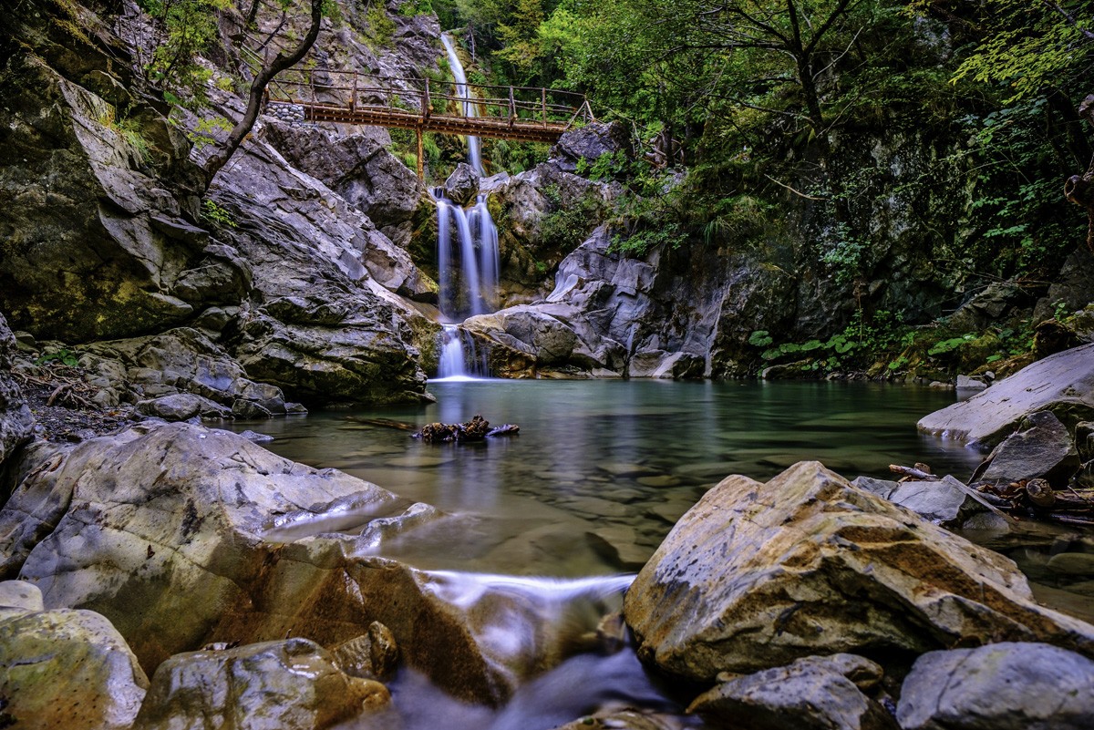 Фотообои Водопад и горное озеро
