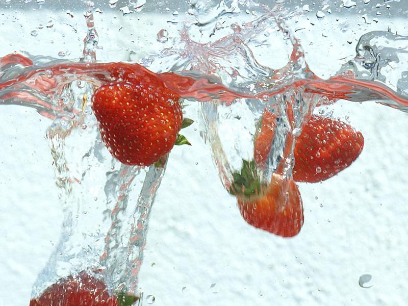 Фотообои Клубника в воде Код:2023