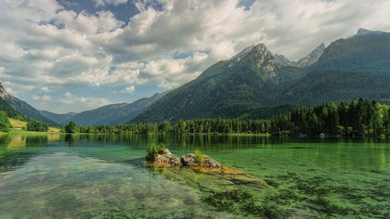 Фотообои Озеро у подножья гор