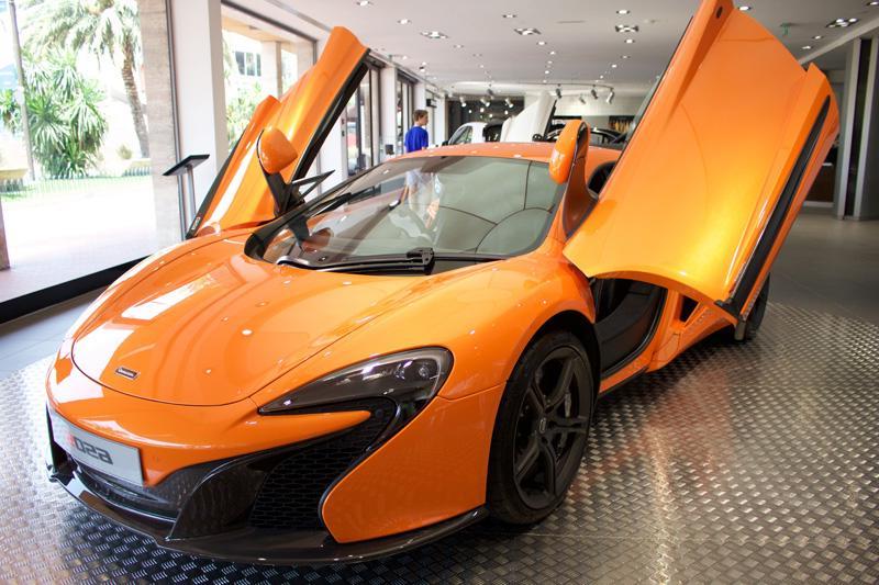 Фотообои Желтый автомобиль Код:1226